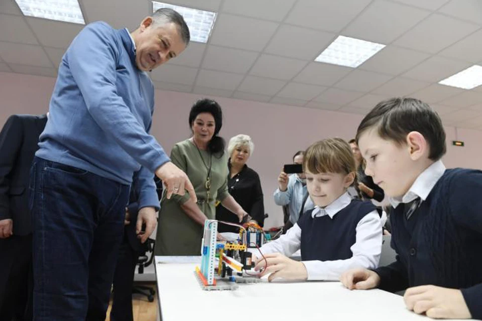 Александр Дрозденко считает, что работать и заниматься легче в современной школе. Фото предоставлено пресс-службой администрации Ленинградской области.