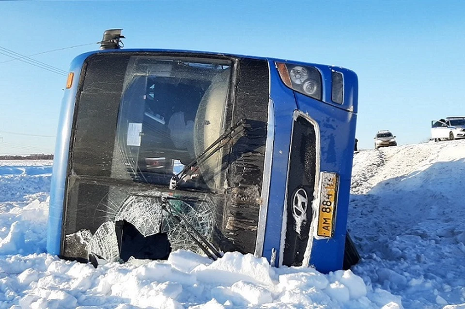 В Тюменской области рейсовый автобус столкнулся с автокраном: семь человек пострадали