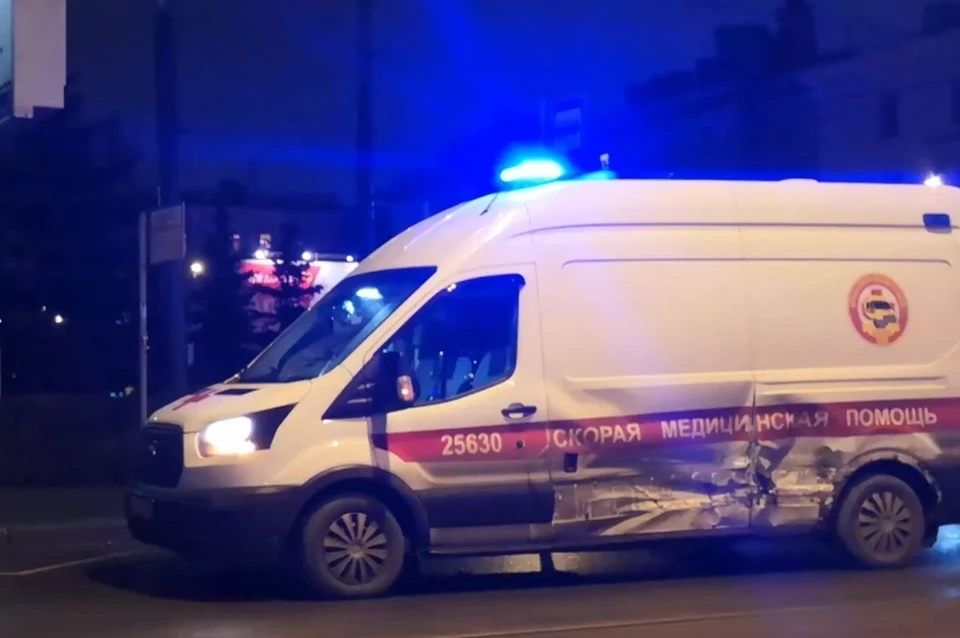 Инспекторы ГИБДД устанавливают виновника аварии в ДТП машины скорой помощи и такси в Петербурге. Фото: vk.com/spb_today