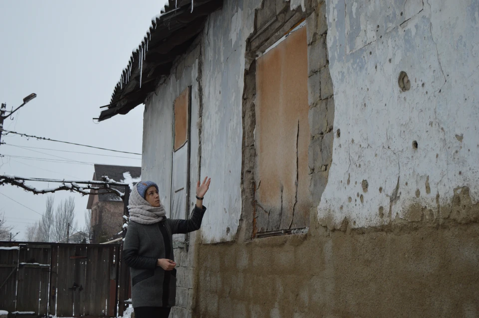 Маргарита показывает последствия разрыва украинского снаряда. Фасад посечен, взрывной волной вырвало пять металлопластиковых окон
