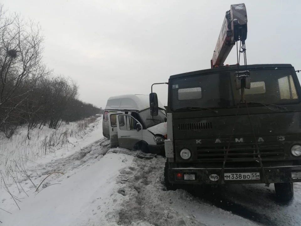 Грузовик вынесло на встречку.
