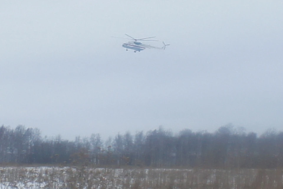 На Ямале вертолет с вахтовиками на борту совершил экстренную посадку на автодороге