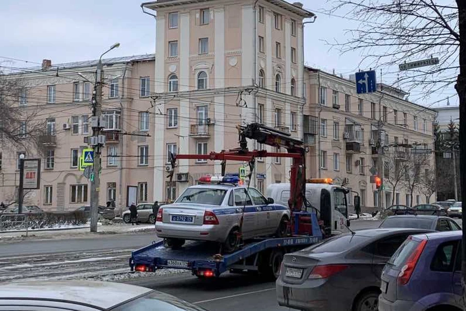 Автомобиль ГИБДД города повезли на эвакуаторе. Фото: Ольга Волгина/vk.com