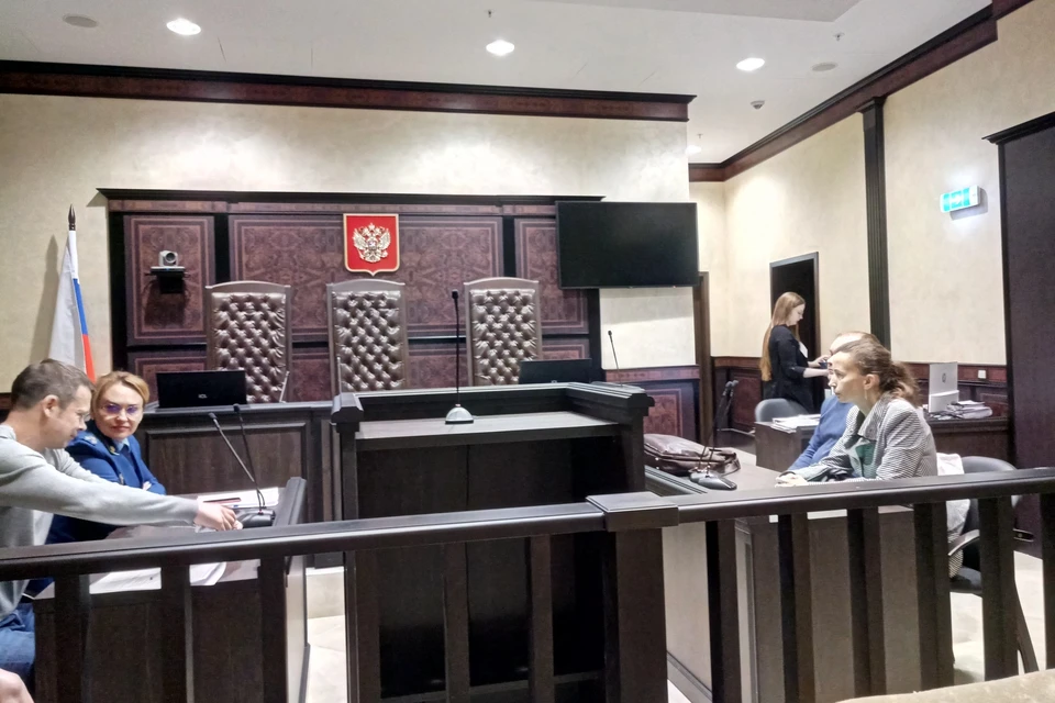 Елена Жданова (на фото в правом нижнем углу) считает, что судебные процессы - это месть главврача поликлиники