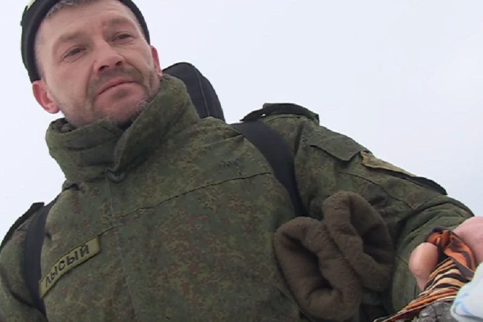 Раньше Сергей Лысенко участвовал в боевых действиях по обороне Горловки. Но потом автомат в руках заменила гитара. Фото: youtube.com
