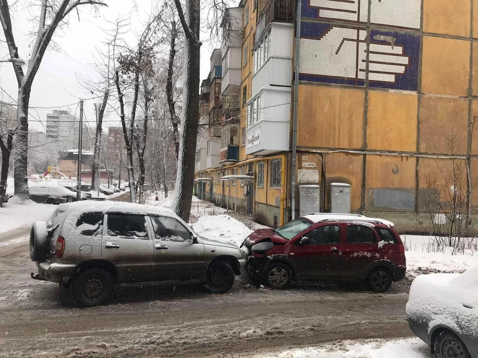 Автомобили встретились во дворе. Фото: ГУ МВД РФ по Самарской области