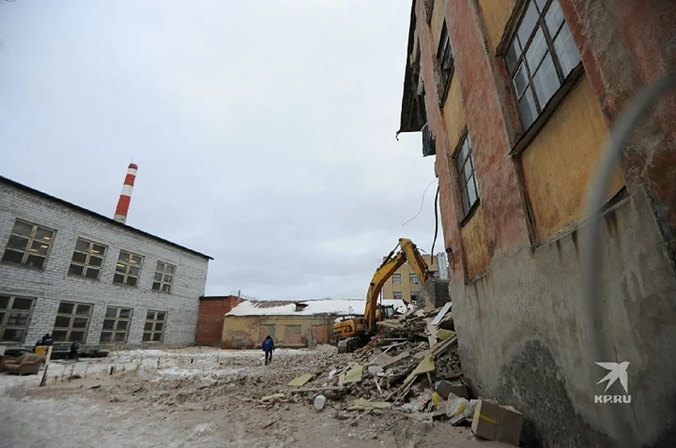 В Екатеринбурге сносят здание бывшего военного госпиталя