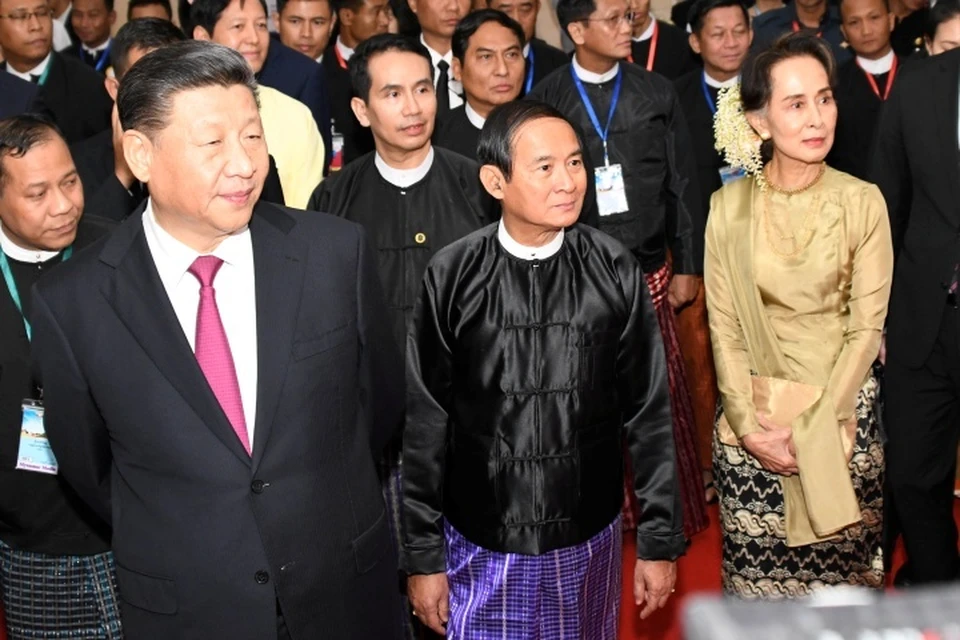 Слева направо: председатель КНР Китая Си Цзиньпин, президент Мьянмы Вин Минт и государственный советник Мьянмы Аунг Сан Су Чжи