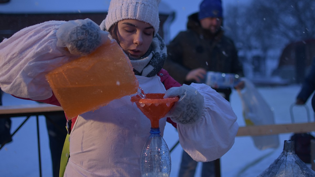 «Не нужно приходить с канистрами!»: как я разливала святую воду, и почему  из чудотворной она может превратиться в обычную - KP.RU