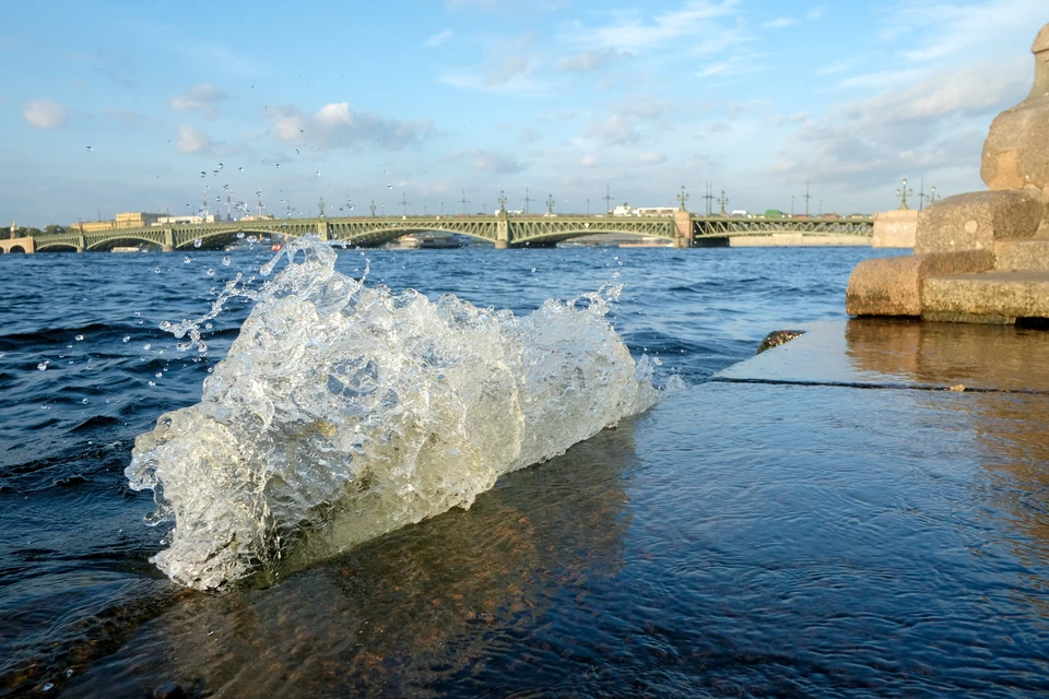 Вода в Неве поднялась больше чем на метр.