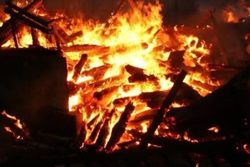 Три человека погибли в горящем доме в Кузбассе