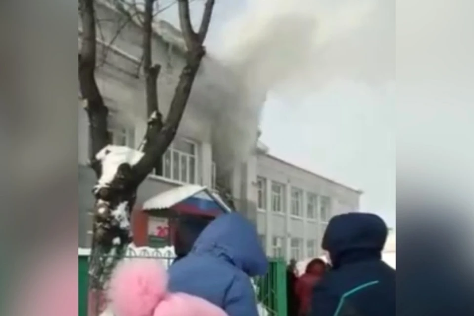 После пожара в кабинете физики Следком проверит кузбасскую школу. ФОТО: кадр видео vk.com