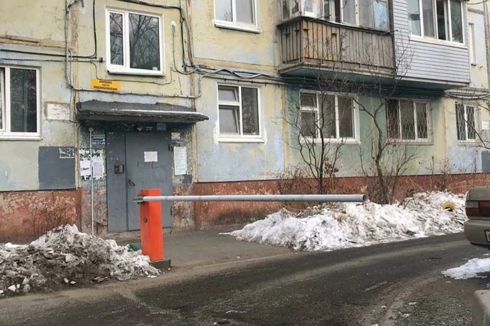Проехать во двор можно только с разрешения жильцов. Фото: dps_vl125