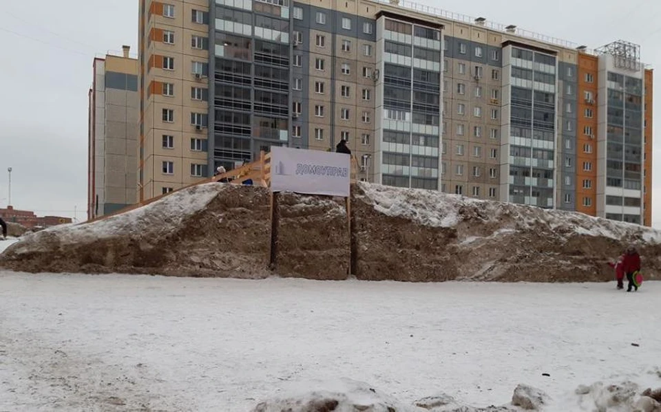 Дома города точно груды грязного снега. Грязный снег. Горки из грязи без людей.