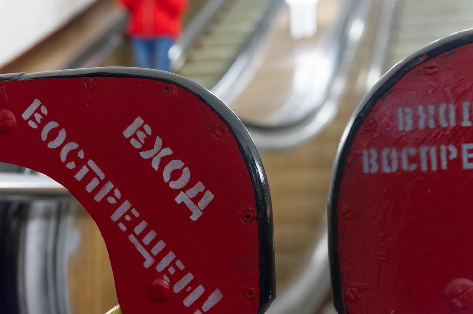 Станция метро "Политехническая" закрыта на вход из-за проблем с эскалатором