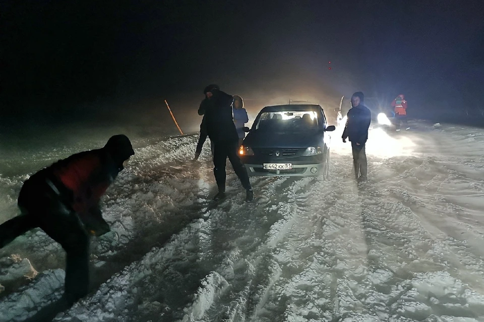 Спасатели 13,5 часов откапывали машины, водители которых не заметили табличку, что дорога закрыта. Фото: Илья Мельников