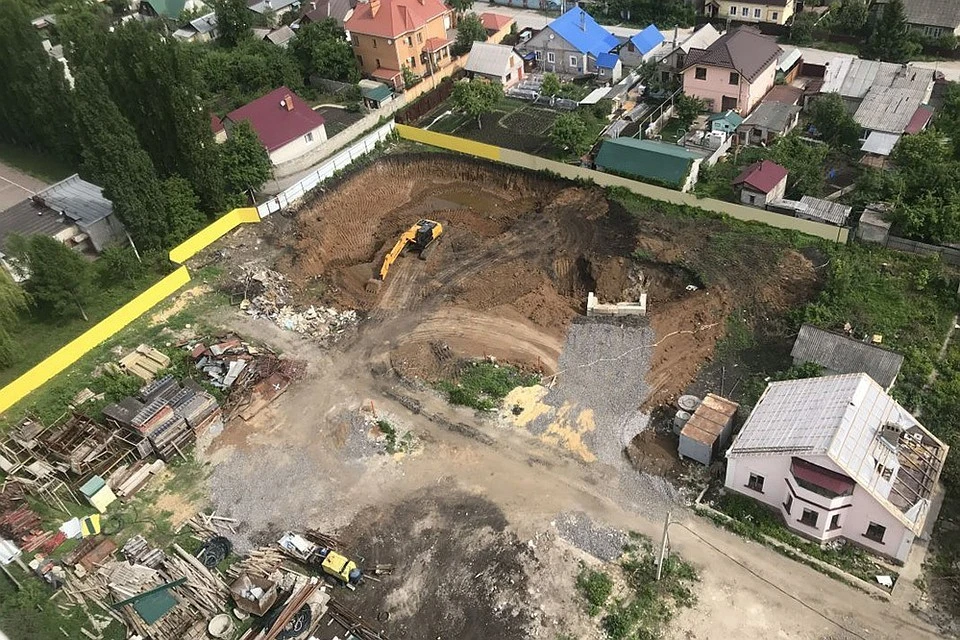 Дорога у запрещенной стройки все еще перекрыта