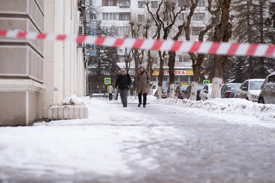 Следователи заинтересовались происшествием с падением наледи на девочку-подростка