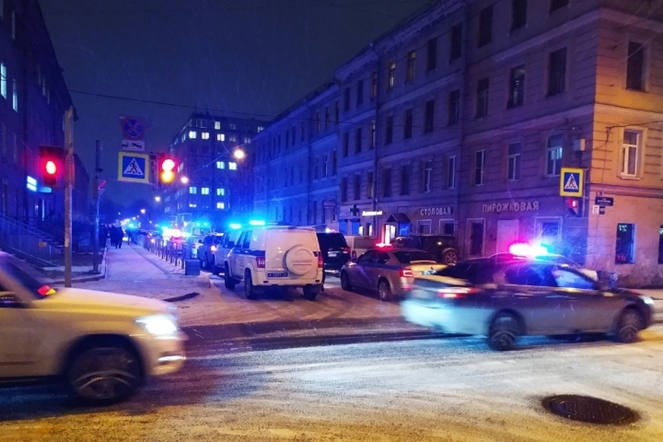 Одна толпа мужчин набросилась на другую на Заставской улице Петербурга. Фото: vk.com/spb_today