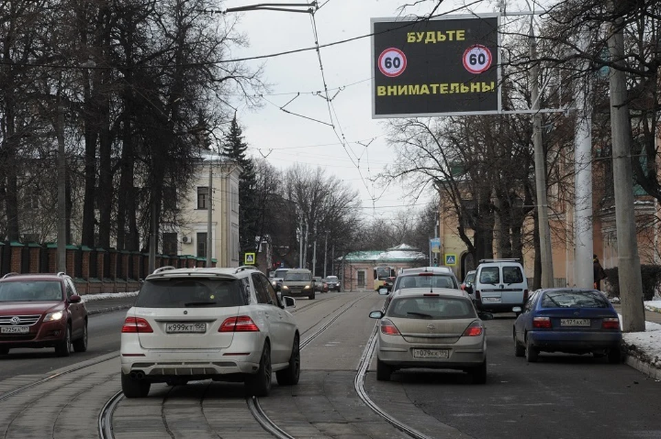 В Екатеринбурге ГИБДД запретила водителям ездить по трамвайным путем