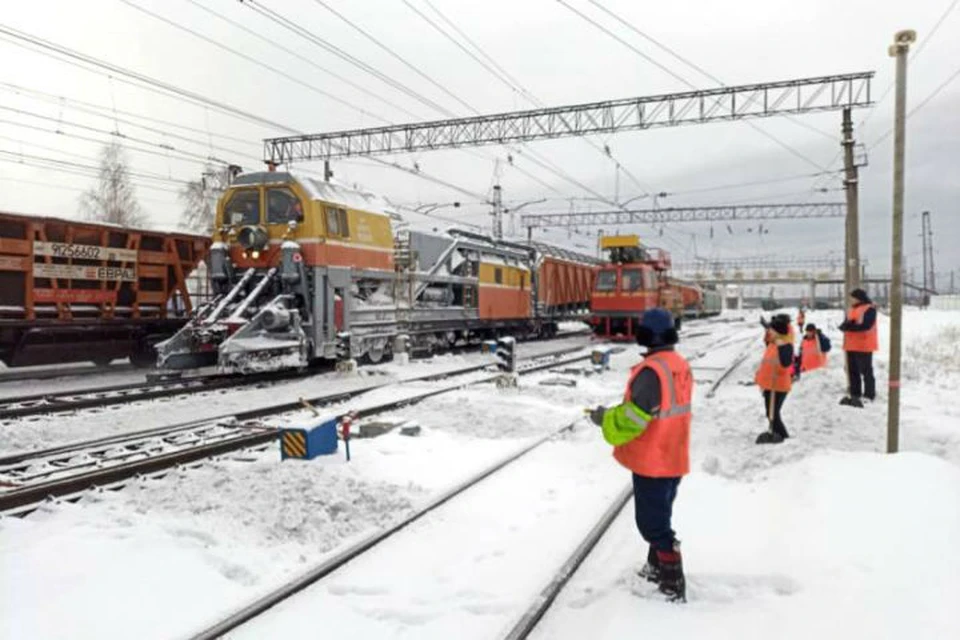 Погода в железнодорожном. Снегопад сильный РЖД. Ночной экспресс Свердловская железная дорога. ДС 131 Екатеринбург РЖД. День РЖД Екатеринбург.