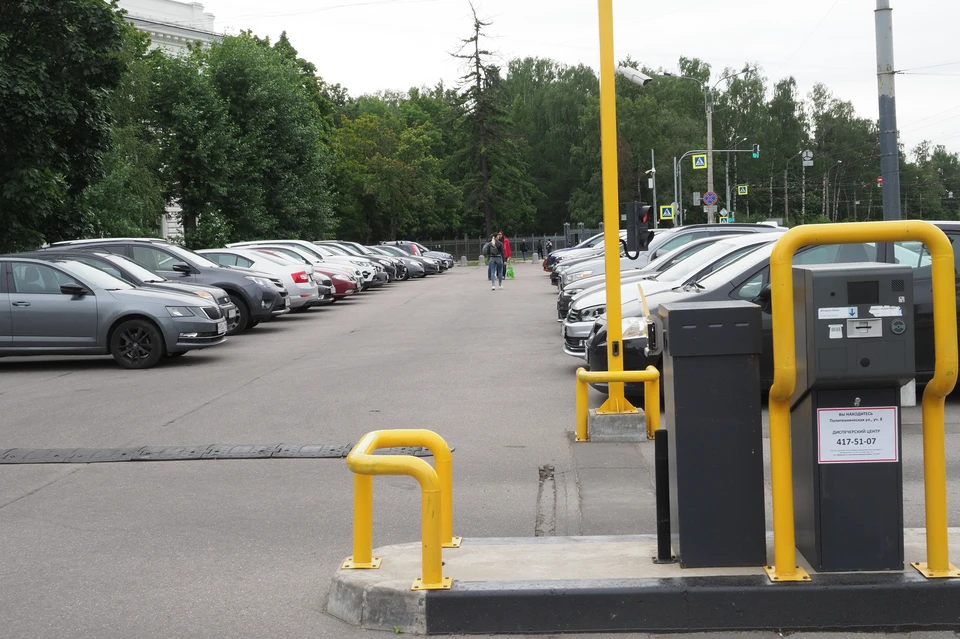 Перехватывающие парковки петербург. Перехватывающая парковка СПБ. Платная парковка. Платная стоянка. Машина на парковке.