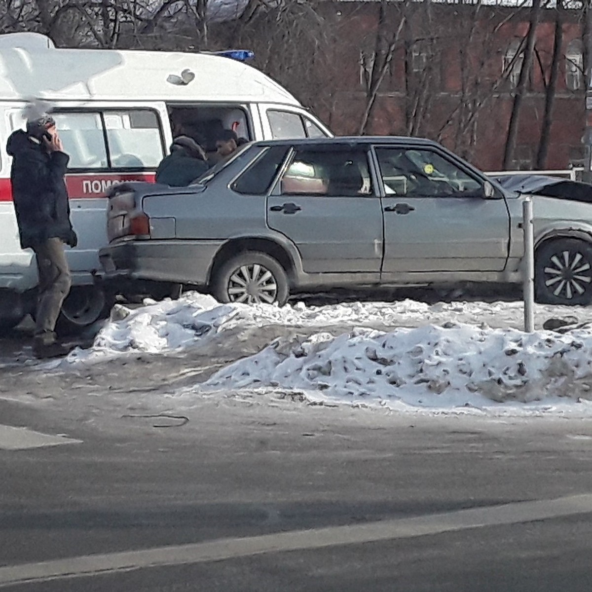 Легковушка с ребенком врезалась в столб после ДТП на перекрестке в  Челябинске - KP.RU