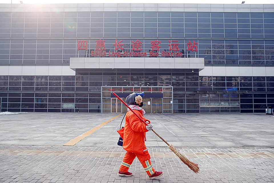 Ухань с населением 12 миллионов и еще несколько соседних городов практически полностью изолированы – закрыт аэропорт, не ходят поезда