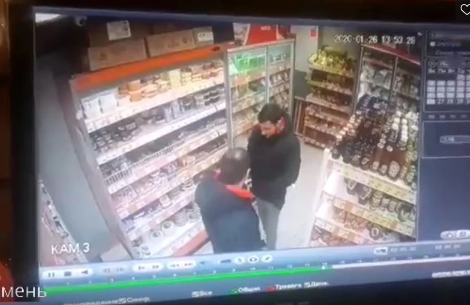 Молодые люди пытались ограбить тюменский магазин. Кадр из видео.