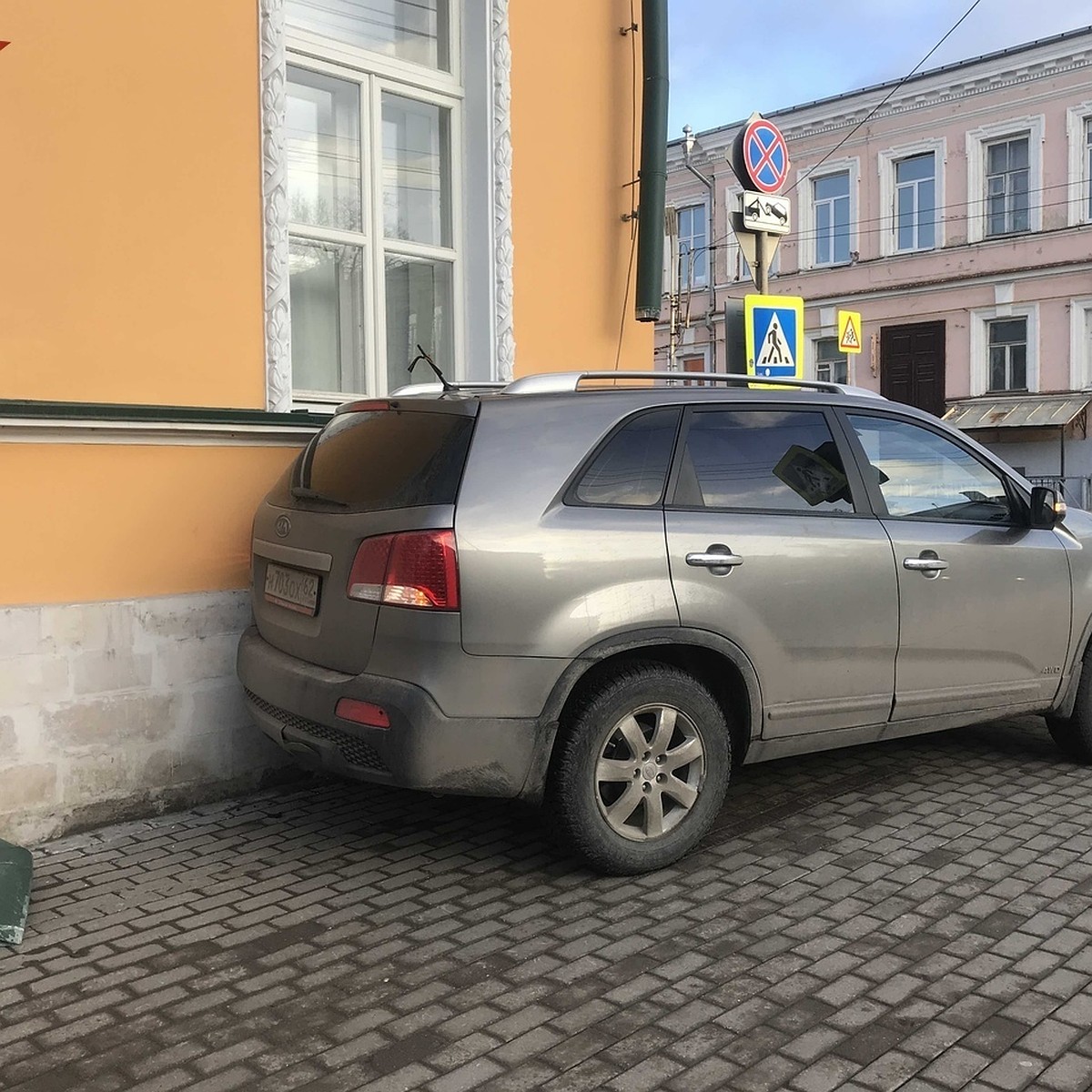 В Рязани автомобиль без водителя врезался в здание музея Солженицына - KP.RU