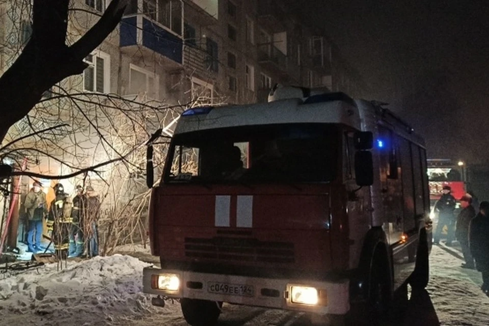 В Канске пожарные спасли из горящей пятиэтажки 42 человека. Фото: пресс-служба МЧС