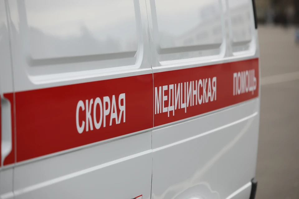 Ребенка доставили в больницу с высокой температурой.