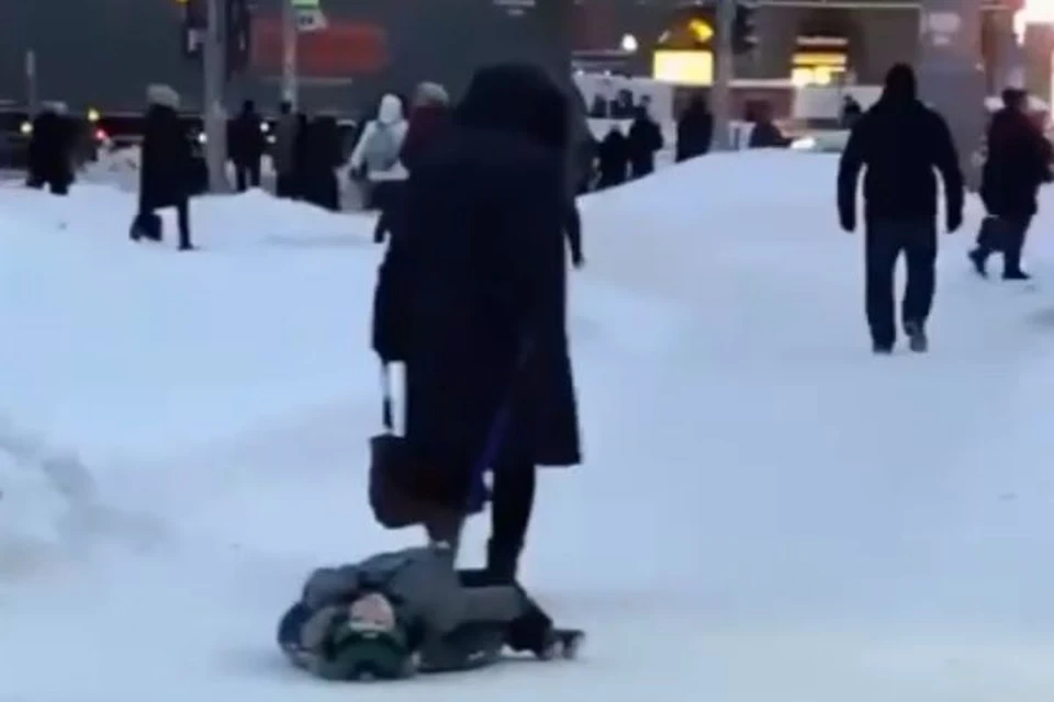 Мама в центре Новосибирска на плюшке тащила замечтавшегося сына. Фото: стоп-кадр