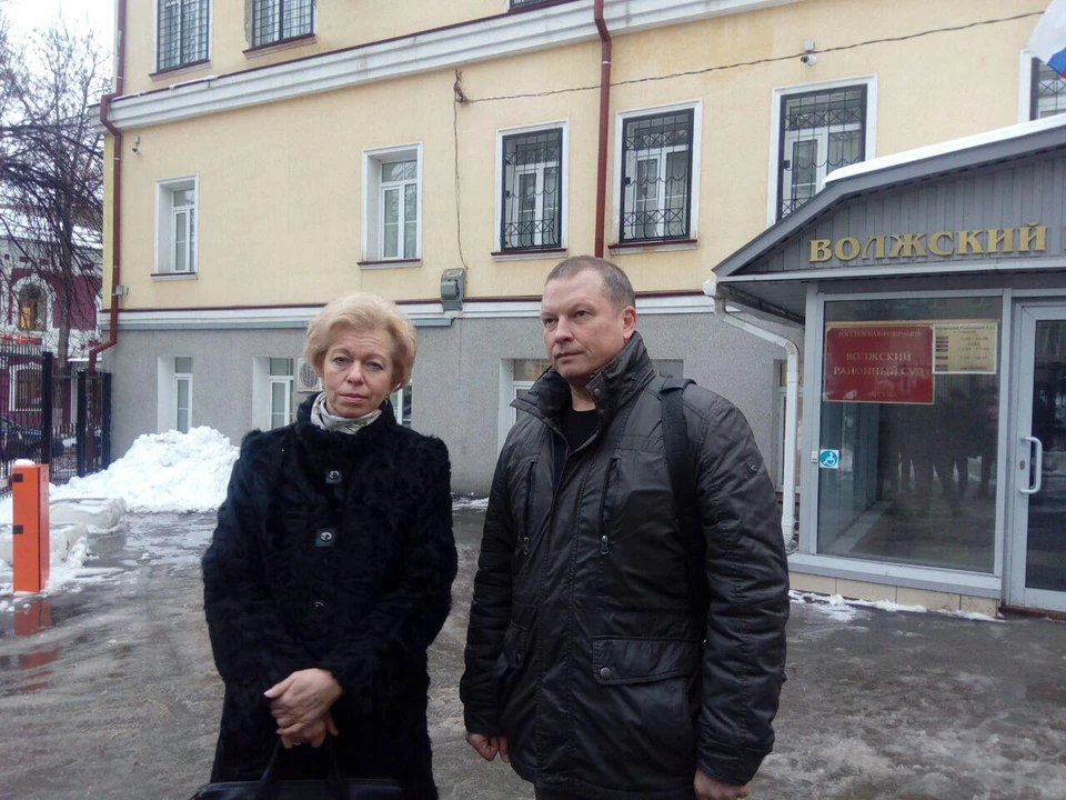 Министр Наталья Мазина и адвокат Андрей Морозов прибыли в Волжский районный суд Саратова