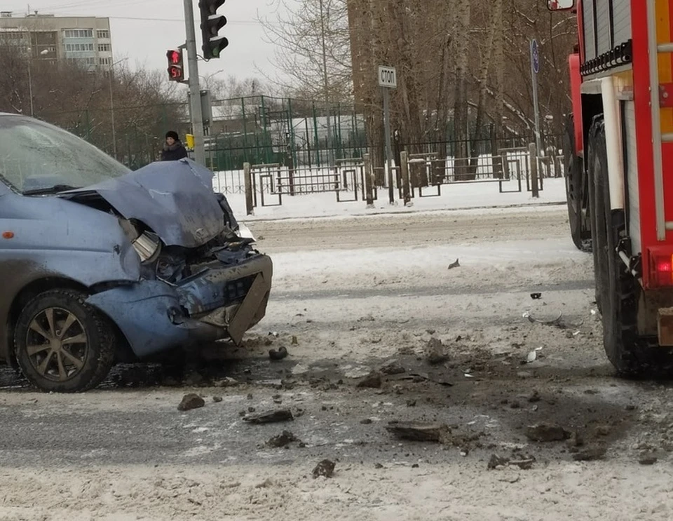 В Тюмени произошло ДТП с участием пожарной машины. Фото - "ЧС Тюмень".