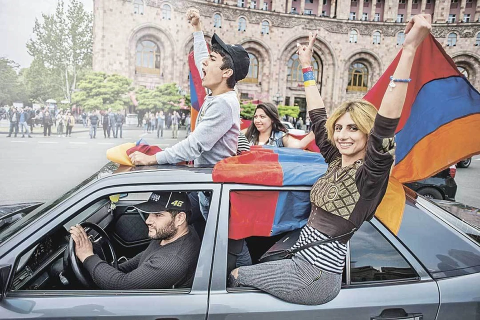 Так - с весельем и девушками - прокатилась «революция» по Еревану. И готова пройтись по другим соседям России?