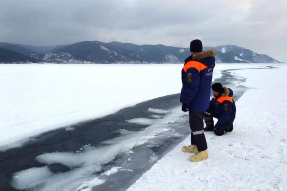 МЧС: лед на Байкале до сих пор слишком тонкий и трескается