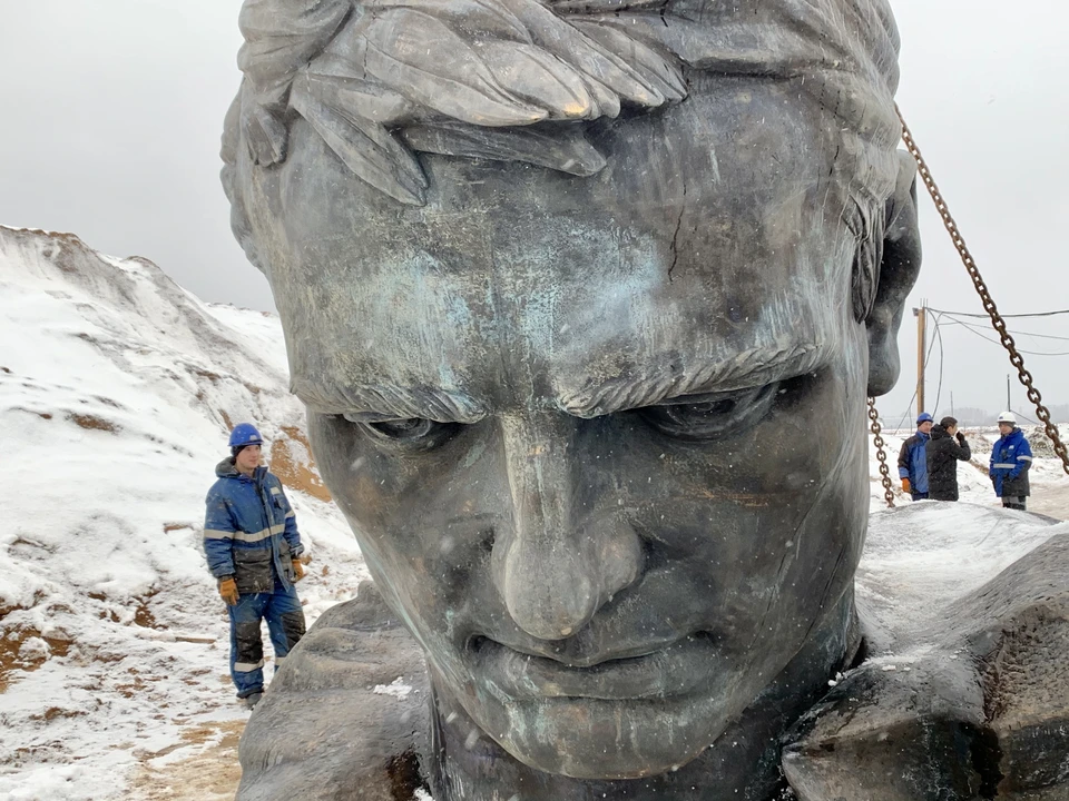 монтаж скульптуры на Ржевском мемориале почти закончен.