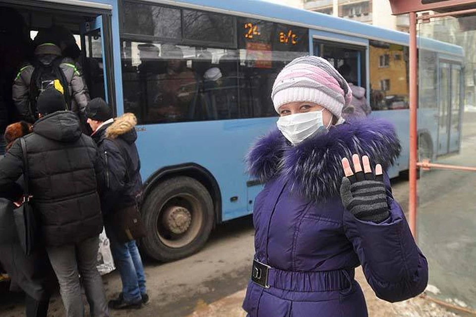 Все чаще на вокзалах и в аэропорту можно встретить людей в масках.