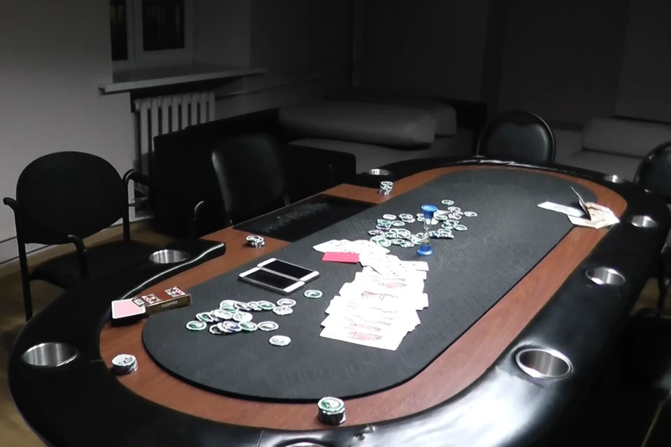 Правоохранители изъяли в заведении покерный стол, специальные игровые фишки, несколько колод карт и деньги.