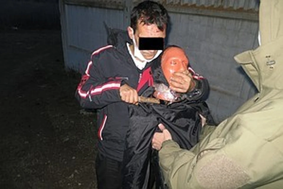 Подозреваемый на следственном эксперименте показал, как убивал женщину. Фото: ГСУ СК РФ по Республике Крым и г.Севастополю