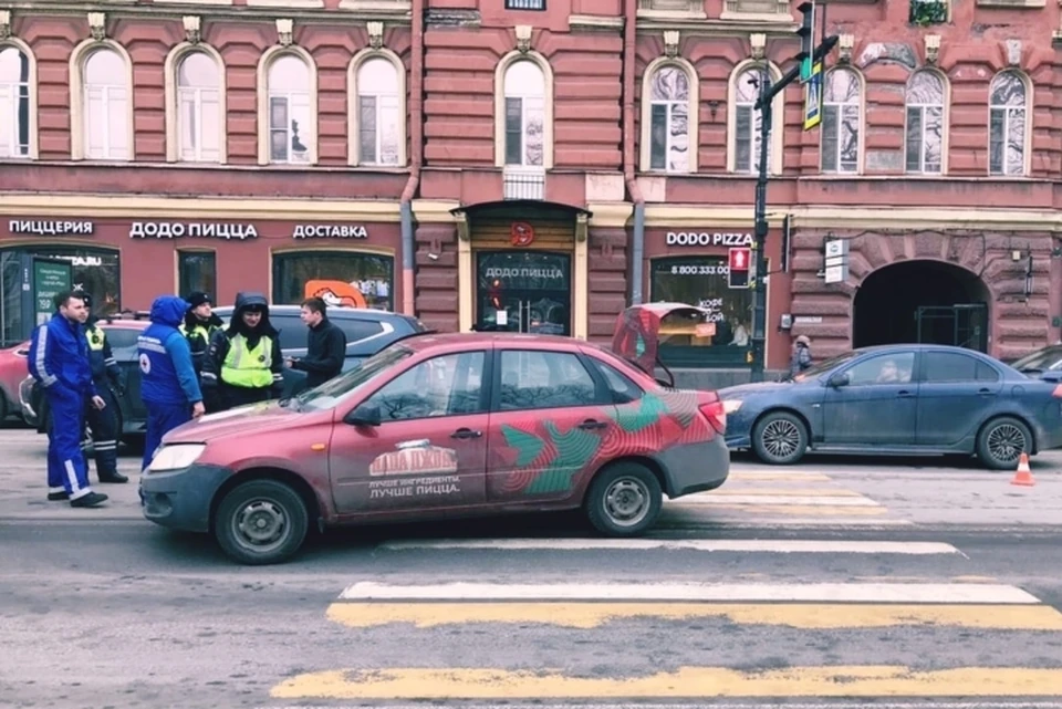 В центре Петербурга доставщик пиццы сбил двух пешеходов, перебегавших дорогу на красный сигнал светофора. Фото: vk.com/dorinspb
