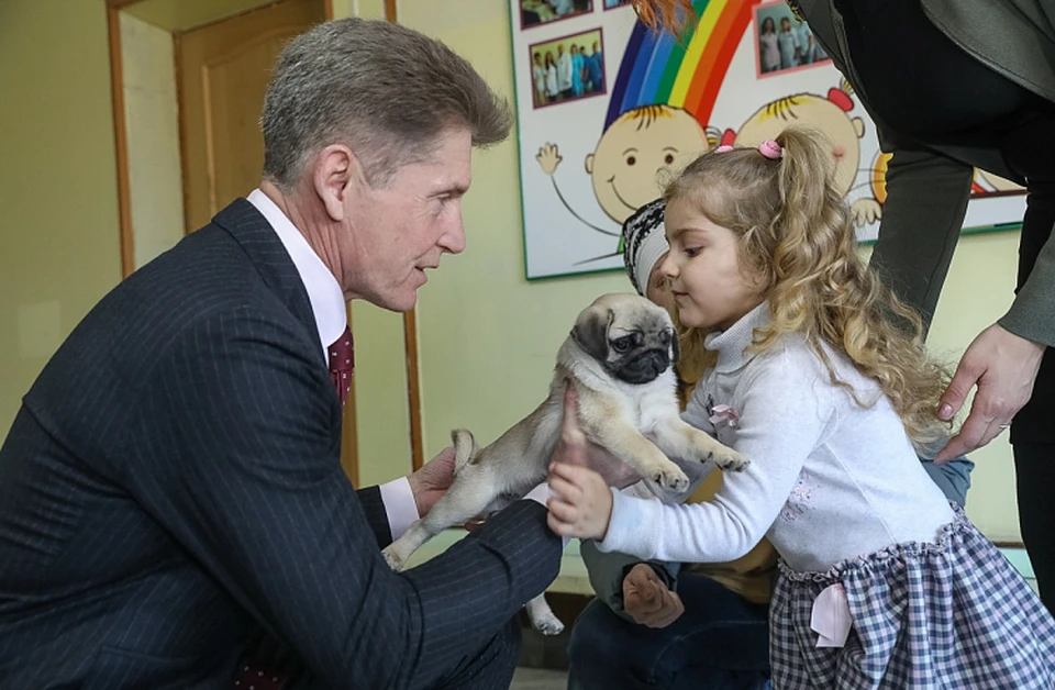 Олег Кожемяко подарил маленькой жительнице Приморья собаку. Фото: администрация краевого правительства