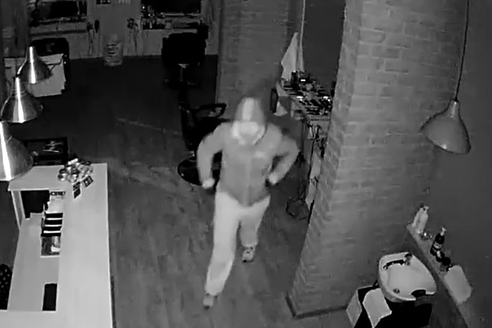 Ночной вор попал на видео, когда грабил барбершоп в Мурино