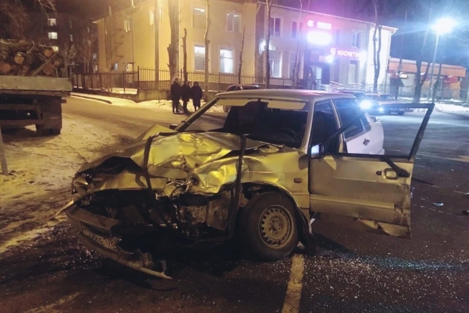 В Ленобласти в страшной аварии погиб водитель "Лады", угодивший под колеса грузовика. Фото: vk.com/dorinspb