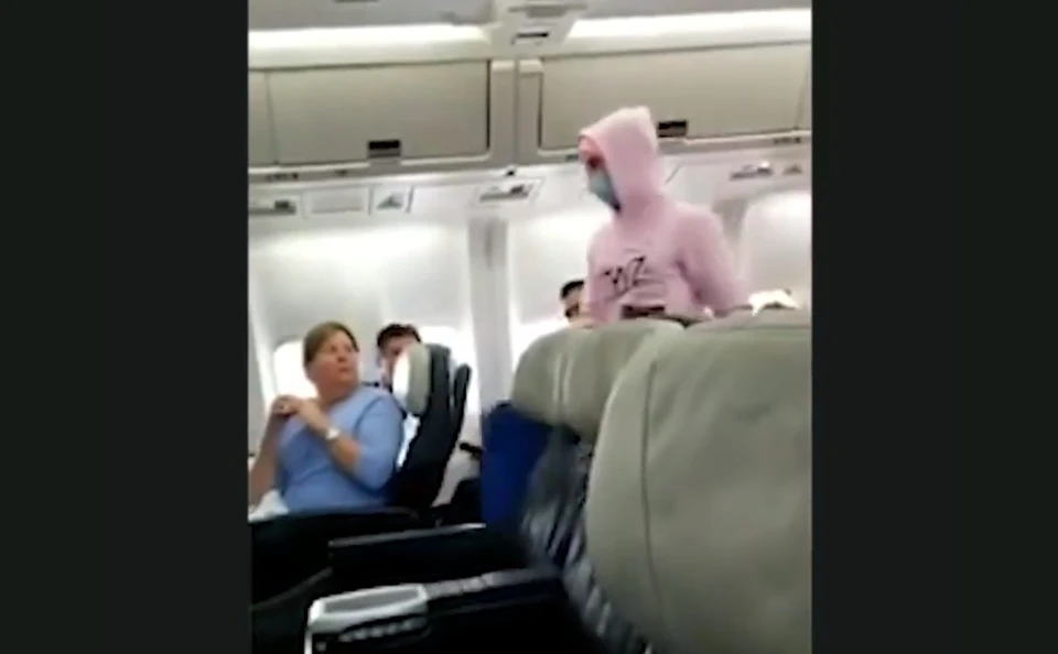 Парня в розовой кофте отсадили от других пассажиров