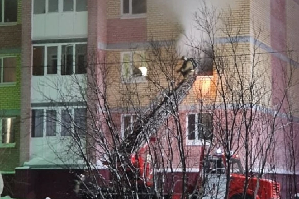 Салехардские пожарные спасли мужчину из горящего дома Фото: группа "Подслушано в Салехарде" vk.com