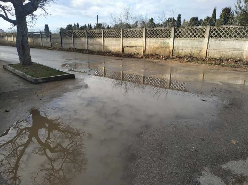 Зловонная река потекла в сторону пляжа. Фото: Олег Турчанович