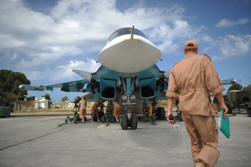 Российский истребитель-бомбардировщик Су-34 на авиабазе `Хмеймим` в Сирии.