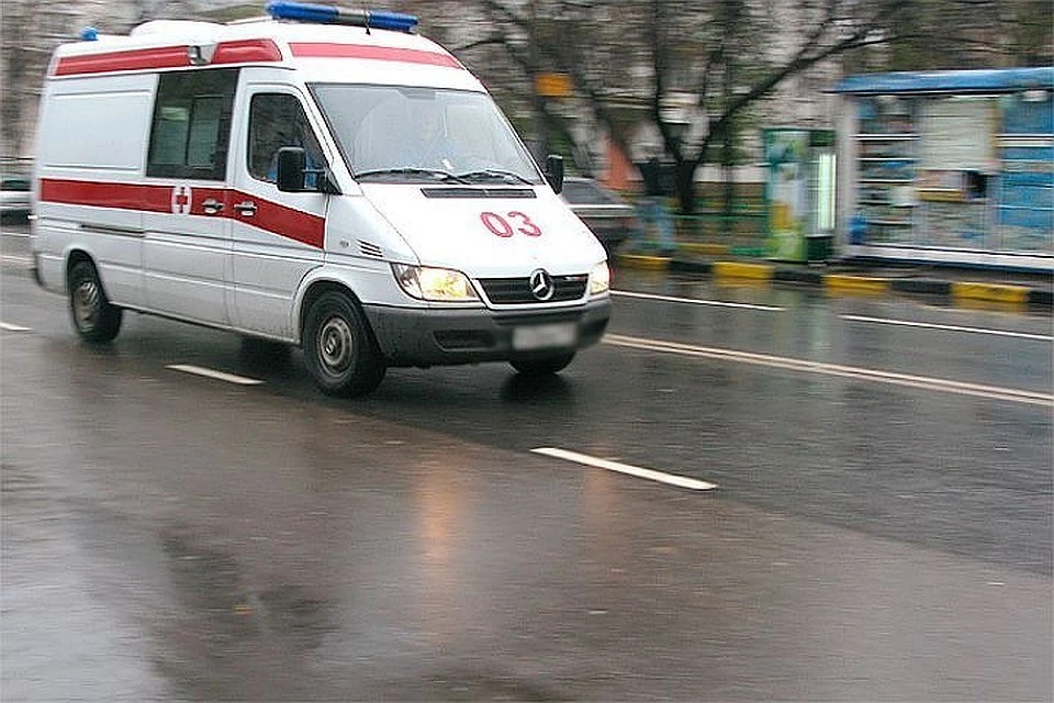 В Москве автослесаря придавило рухнувшей с домкрата машиной